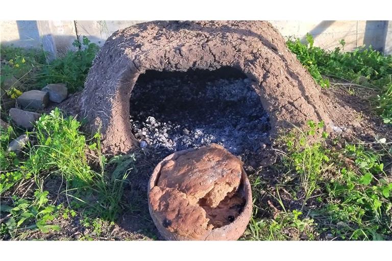 Mit tierischem Fett hergestellte „Focaccia“, gebacken in einer nachgebauten Tonschale als Backunterlage in einem Kuppelofen.