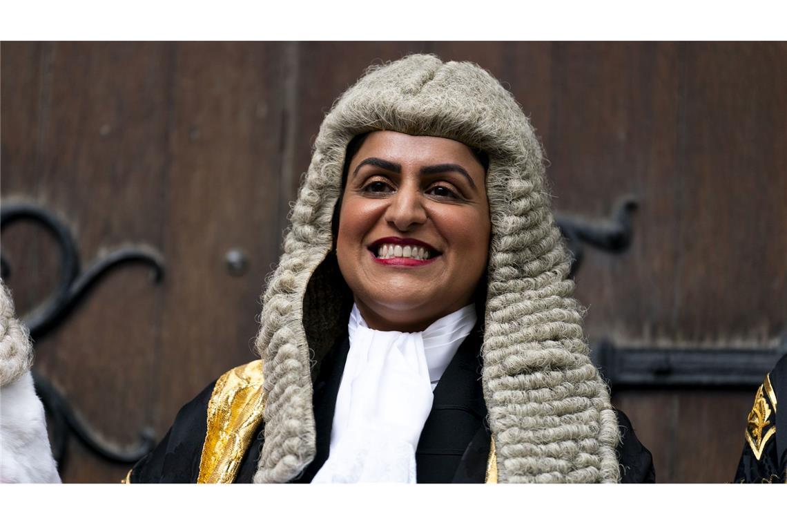 Mit typüischer Perücke trifft die britische Justizministerin Shabana Mahmood vor ihrer Vereidigung als Lordkanzlerin am Royal Courts of Justice im Zentrum Londons ein.