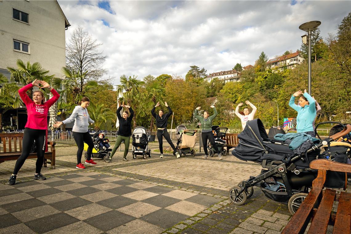 Mit viel Elan und Schwung trainieren die Mamas vom Laufmamalauf-Sportkurs mit Kind und Kinderwagen unter der Anleitung von Melanie Burkhardt im Biegel. Foto: Alexander Becher