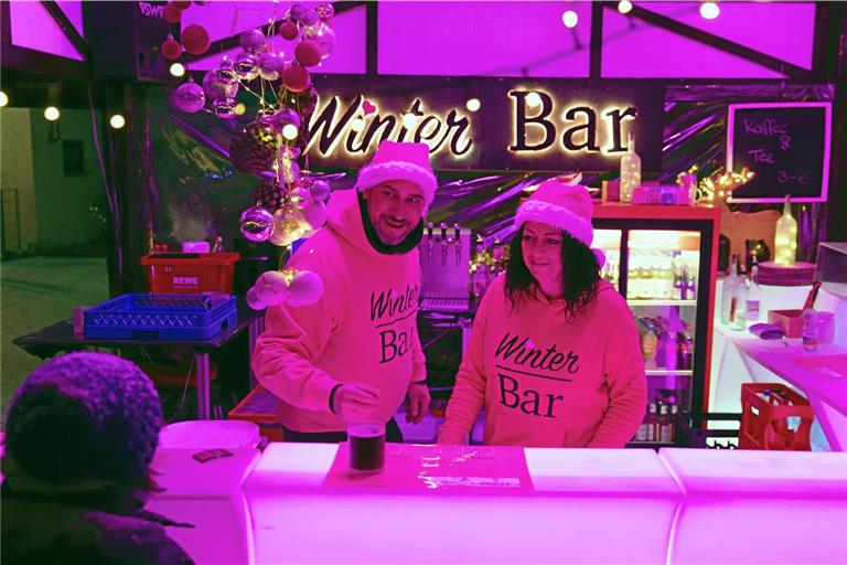 Mit viel Engagement schenken Oliver Christoph und Nicole Milde in der Winterbar den Glühwein aus. Foto: Alexander Becher