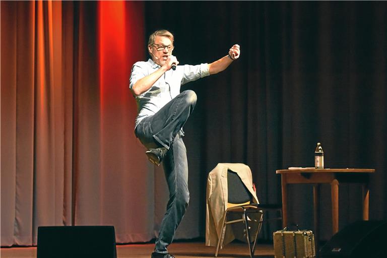 Mit viel Witz und vollem Körpereinsatz unterhielt Christoph Sieber das Publikum in der Auenwaldhalle. Foto: Tobias Sellmaier