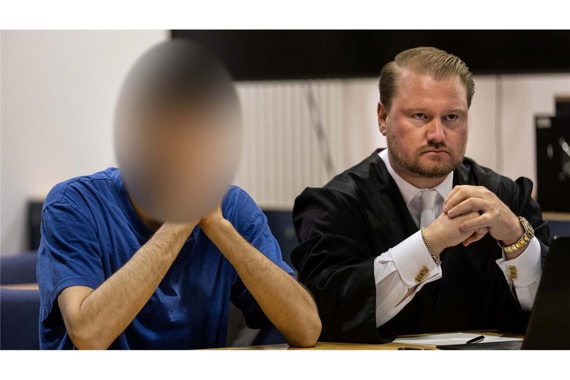 Mit vier Benzinkanistern soll der angeklagte 24-Jährige (links neben seinem Anwalt) zur Wohnung der Familie seiner Ex-Verlobten gegangen sein.