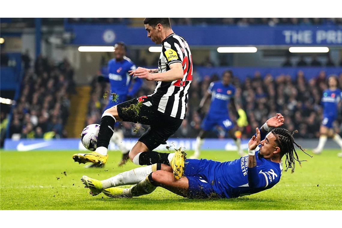 Mit vollem Einsatz bedrängt Chelseas Malo Gusto (r) seinen Gegenspieler Miguel Almiron beim Match gegen Newcastle United in London.