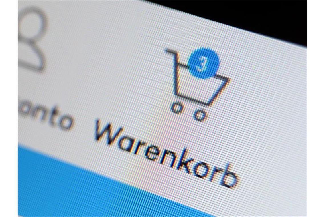 Der Onlinehandel wächst und wächst und wächst Mit wenigen Clicks in den Warenkorb: Immer mehr Menschen nutzen für ihre Einkäufe das Internet. Foto: picture alliance / Karl-Josef Hildenbrand/dpa