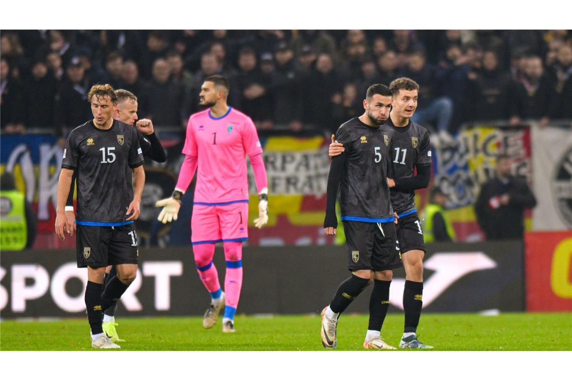 Mit Wut im Bauch verlassen die Spieler des Kosovo das Spielfeld.