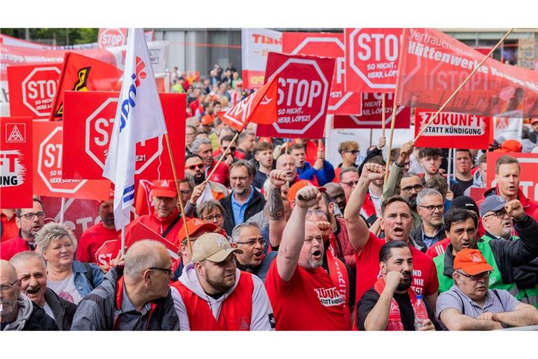 Mitarbeitende stehen bei einer Demonstration vor der Konzernzentrale von Thyssenkrupp.