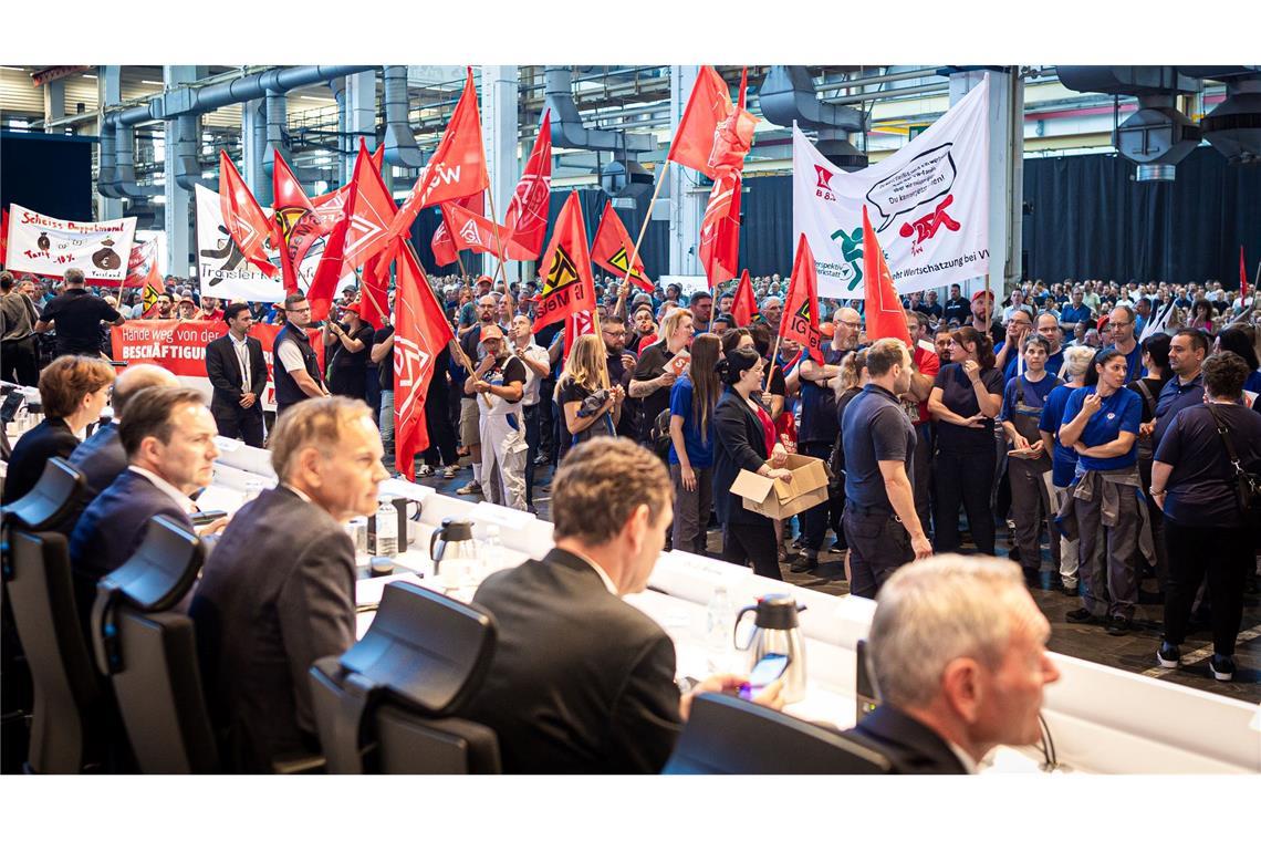 Mitarbeiter demonstrieren im VW-Werk in Wolfsburg. Mit scharfen Protesten der Belegschaft hat bei VW die Betriebsversammlung begonnen. Europas größter Autobauer hatte zuvor angekündigt, dass Werkschließungen und betriebsbedingte Kündigungen nicht länger ausgeschlossen werden.