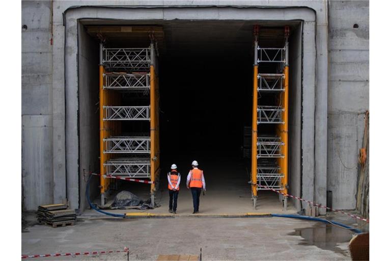 Mitarbeiter der Deutschen Bahn gehen in den rund zwei Kilometer langen Tunnel. Foto: Christoph Schmidt/dpa/Archiv