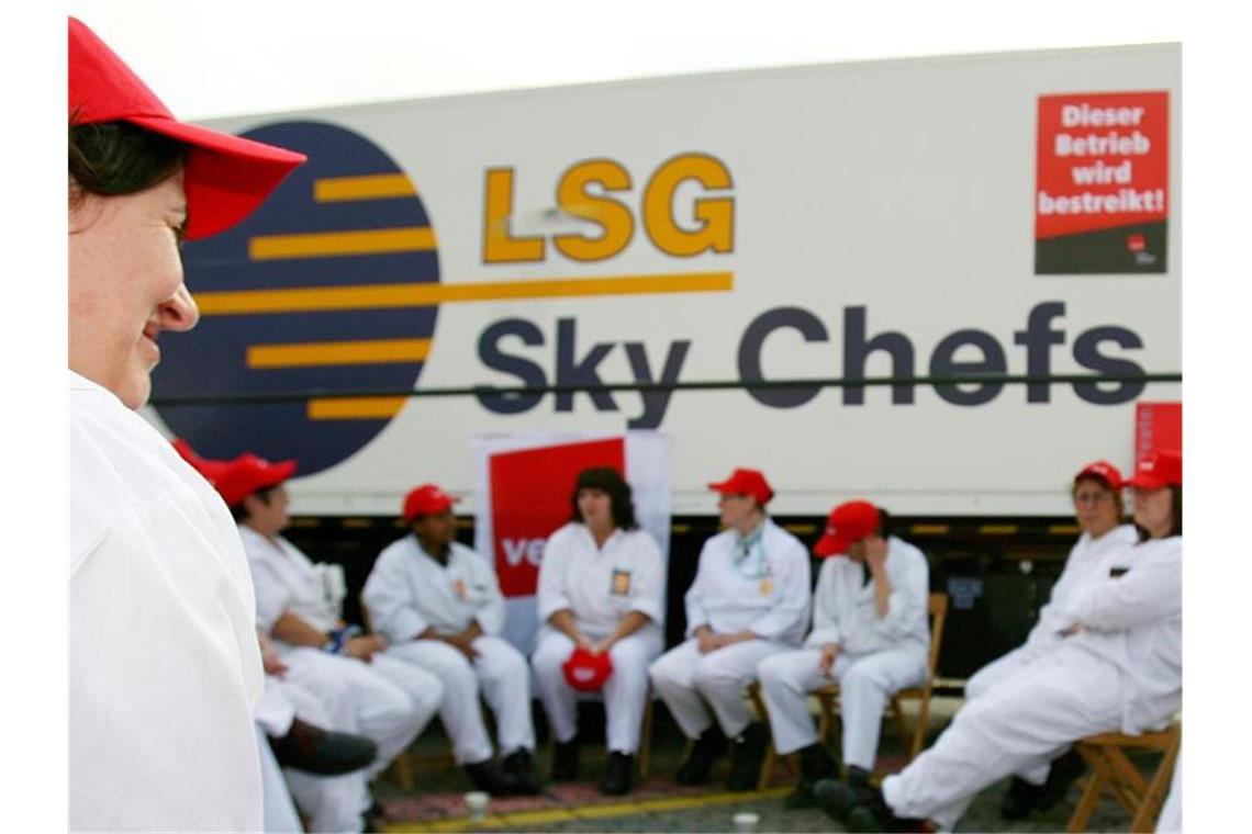 Verdi bestreikt am Donnerstag Lufthansa-Küchen Mitarbeiter der Lufthansa-Catering-Firma „LSG Sky Chefs“ sitzen während eines Streiks auf dem Gelände der Firma auf dem Flughafen Düsseldorf International (Archiv). Foto: David-Wolfgang Ebener/dpa