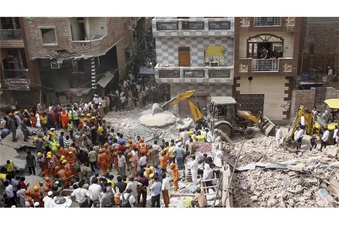 Wohnhaus in Neu-Delhi stürzt ein – Mindestens elf Tote Mitarbeiter der National Disaster Response Force und Freiwillige führen Rettungsarbeiten durch, nachdem ein mehrstöckiges Gebäude in den frühen Morgenstunden im Stadtteil Mustafabad Dayalpur in Neu-Delhi, Indien, eingestürzt ist.