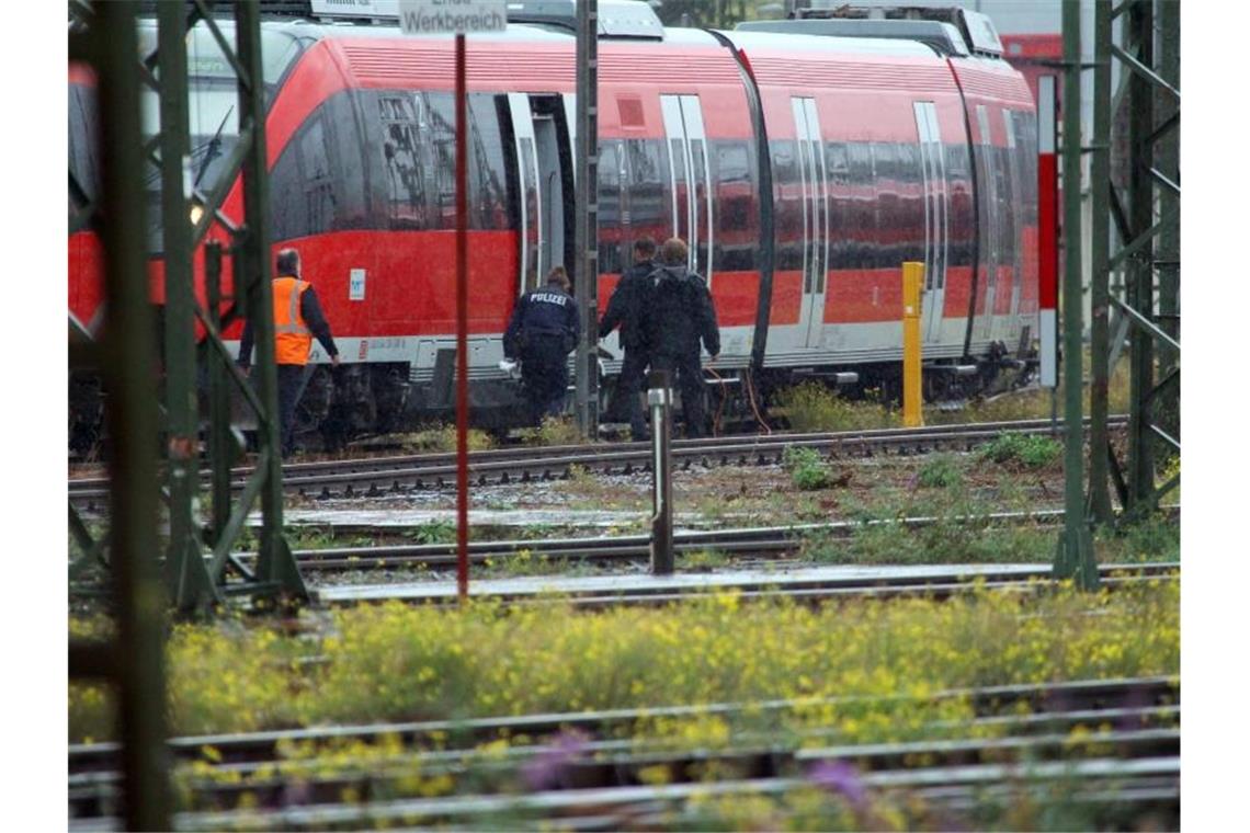 Mitarbeiter der Polizei stehen bei einem Zug auf dem Gelände des DB Betriebsbahnhofs Deutzer Feld. Foto: Steil-TV/dpa