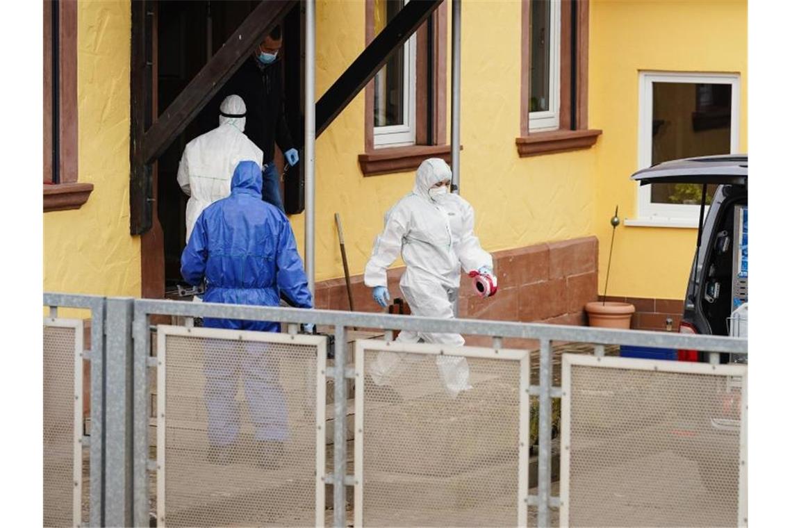 Nach Fund zweier Leichen: Fahndung nach tatverdächtigem Sohn Mitarbeiter der Spurensicherung auf einem Anwesen in Weilerbach. Foto: Uwe Anspach/dpa