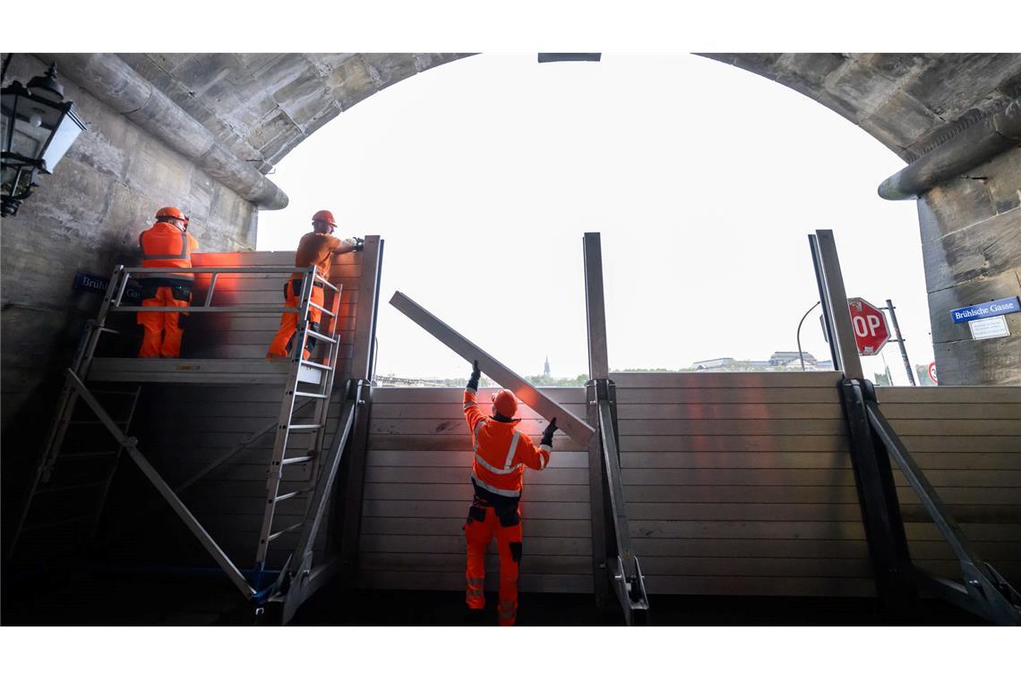 Mitarbeiter der technischen Dienste in Dresden bauen einen Schutz gegen das Hochwasser der Elbe auf.