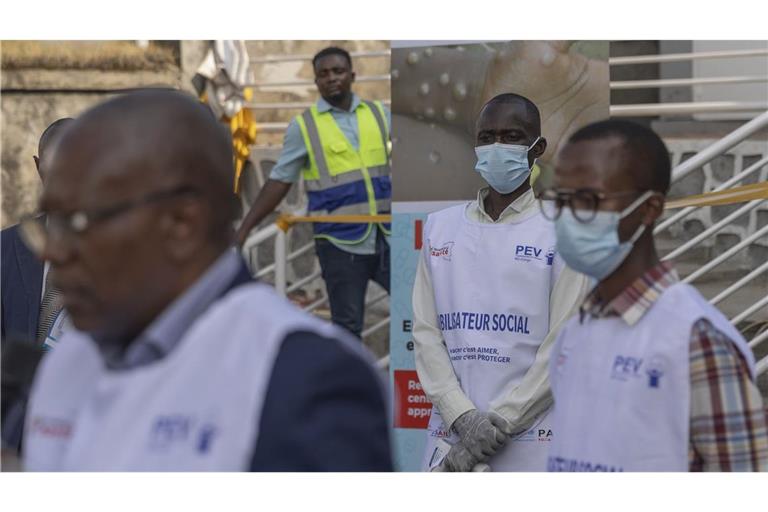 Mitarbeiter des Gesundheitswesens werden bei einer Mpox-Impfung im Allgemeinen Krankenhaus in Goma, Demokratische Republik Kongo, fotografiert.