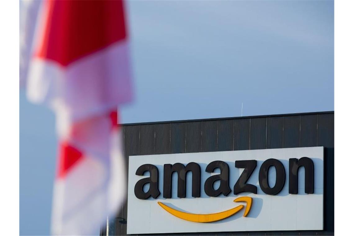 Verdi: Amazon-Beschäftigte legen teilweise Arbeit nieder Mitarbeiter des Online-Händlers Amazon haben an mehreren Standorten ihre Arbeit niedergelegt. Foto: Rolf Vennenbernd/dpa