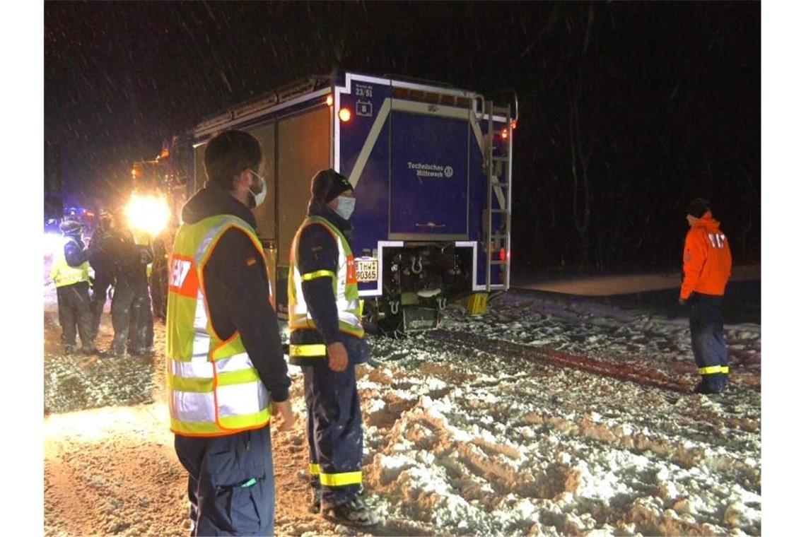 Das Extrem-Winterwetter hält an Mitarbeiter des Technischen Hilfswerks helfen aus - Hunderte verbrachten die ganze Nacht auf der Autobahn. Foto: Festim Beqiri/TV7News/dpa