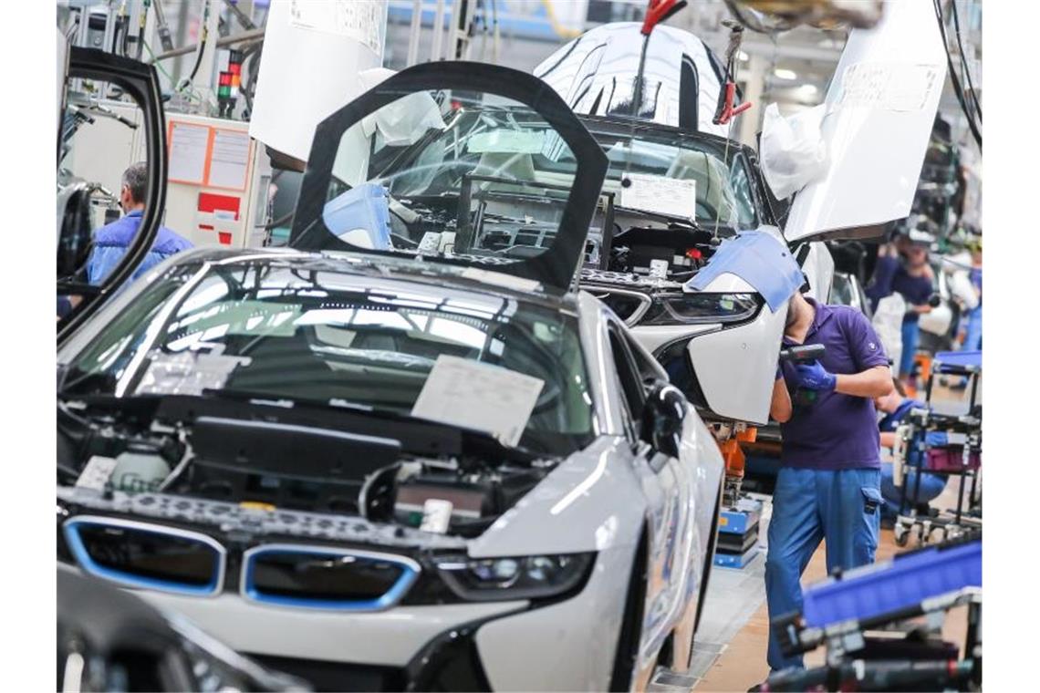 Recycling-Firmen kämpfen mit High-Tech-Kunststoff Carbon Mitarbeiter im BMW-Werk Leipzig arbeiten in der Montage des i8. Carbon ist als High-Tech-Kunststoff gut für den Autobau geeignet - doch das Material ist nur schwer zu entsorgen. Foto: Jan Woitas/dpa-Zentralbild/dpa