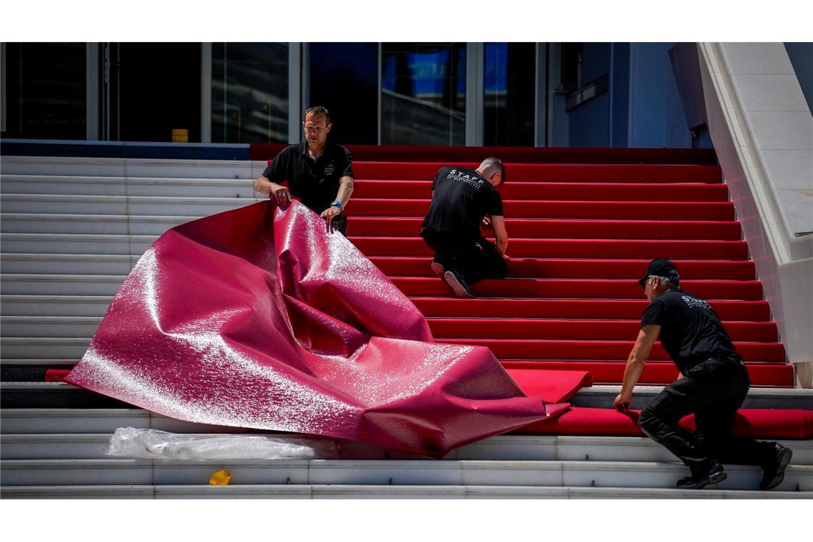 Mitarbeiter legen den roten Teppich am Palais de Festival für das 77. internationale Filmfestival in Cannes aus. Das Filmfestival findet vom 14. bis 25. Mai 2024 statt.