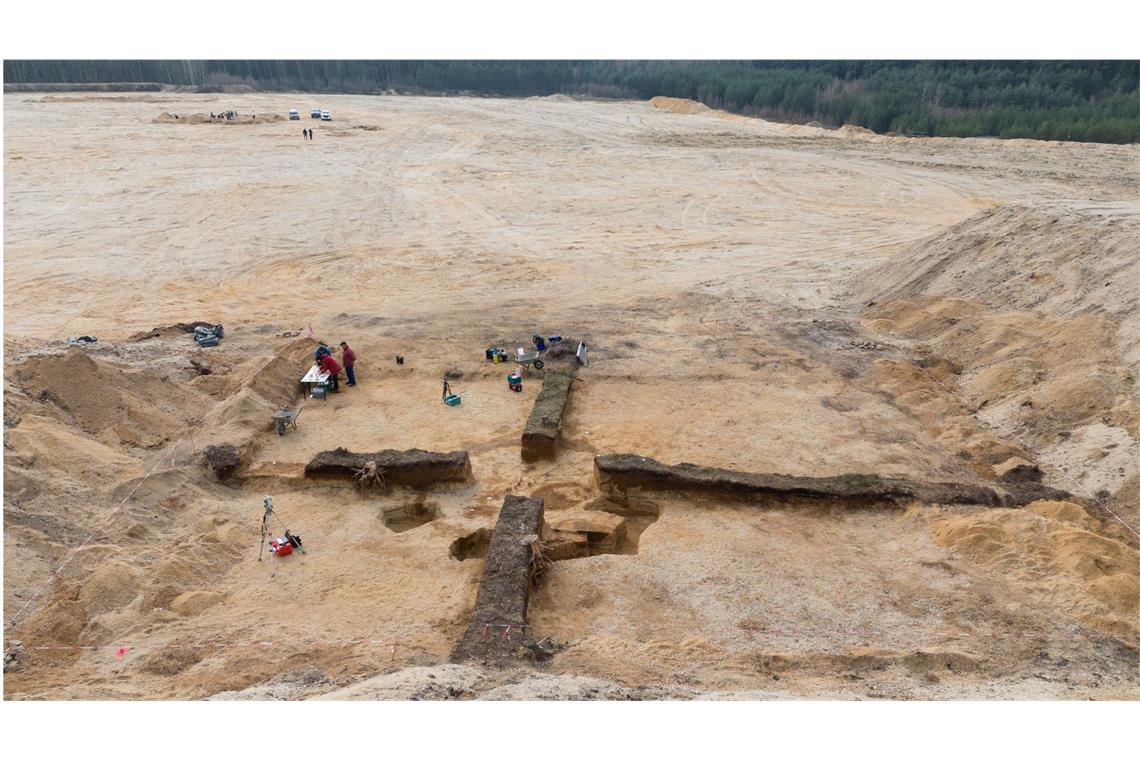 Mitarbeiter vom sächsische Landesamt für Archäologie grabe im Kiestagebau Ottendorf-Okrilla vor den Tore Dresdens.