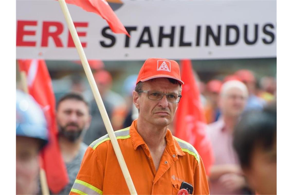 Hilfe für Stahlbranche - Saar-Regierungschef schreibt Merkel Mitarbeiter von Saarstahl stehen während einer Kundgebung auf dem Gelände von Saarstahl in Völklingen (Saarland). Foto: Oliver Dietze/dpa