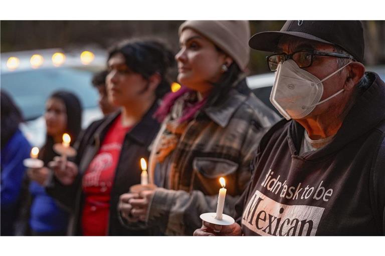 Mitglieder der Einwanderergemeinschaft, angeführt von CHIRLA (Coalition for Humane Immigrant Rights), halten in Los Angeles eine Mahnwache  zur Verteidigung der Rechte von Einwanderern vor der Immanuel Presbyterian Church.