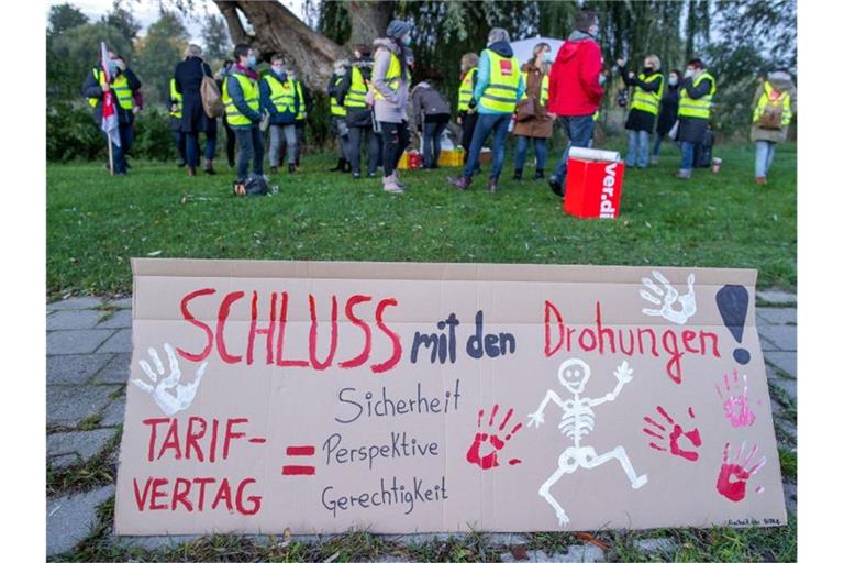 Mitglieder der Gewerkschaft Verdi fordern 4,8 Prozent mehr Lohn für ein Jahr. Foto: Jens Büttner/dpa-Zentralbild/dpa