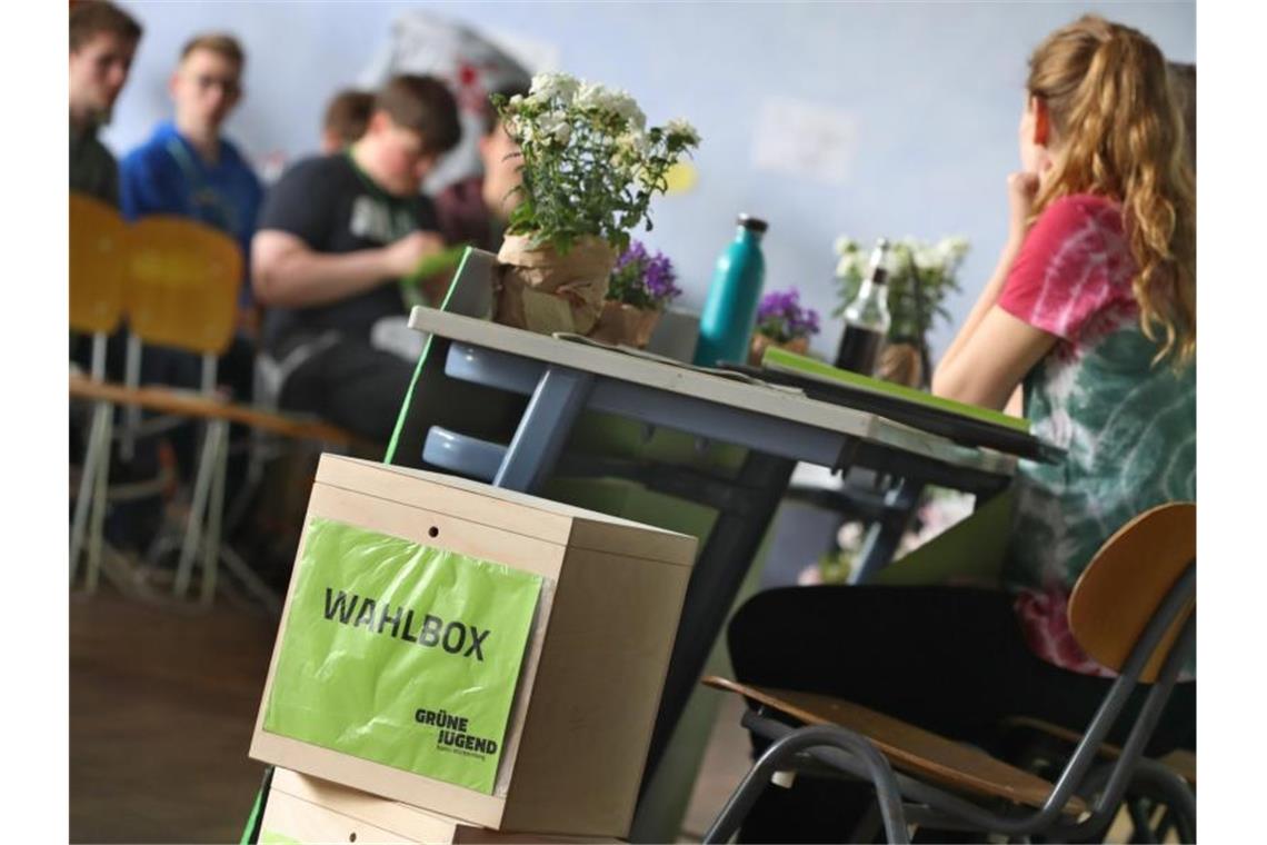 Neues Führungsdduo für Grüne Jugend im Südwesten Mitglieder der Grünen Jugend Baden-Württemberg sitzen bei ihrer Landesmitgliederversammlung hinter zwei Wahlboxen. Foto: Karl-Josef Hildenbrand