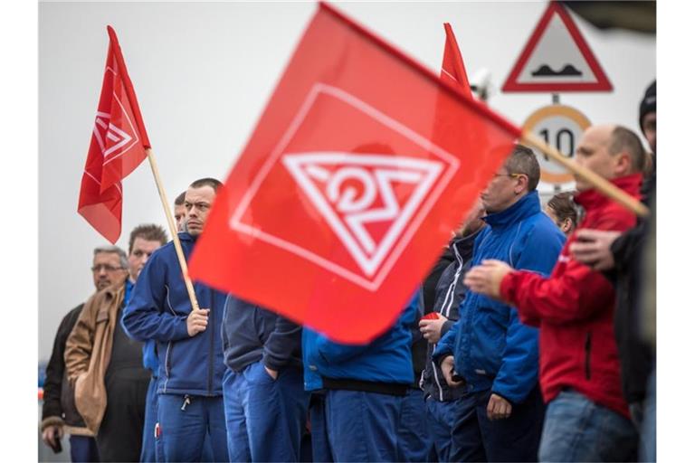 Mitglieder der IG Metall nehmen an einem Warnstreik teil. Foto: arifoto UG/dpa