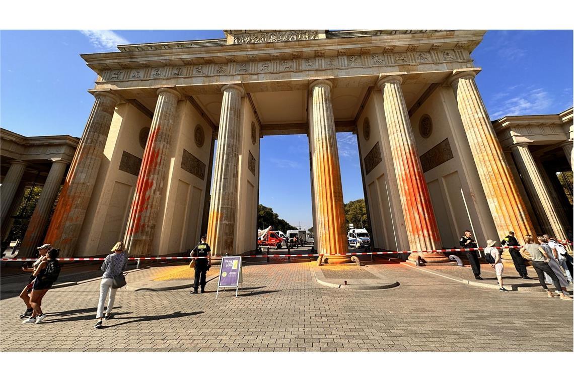 Mitglieder der Klimaschutzgruppe Letzte Generation hatten das Brandenburger Tor in Berlin mit oranger Farbe angesprüht.
