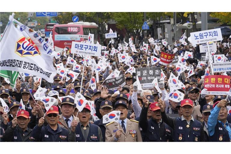 Mitglieder der koreanischen Vietnamkrieg-Veteranenvereinigung demonstrierten in  Seoul gegen die  Stationierung  der Truppen in Russland.