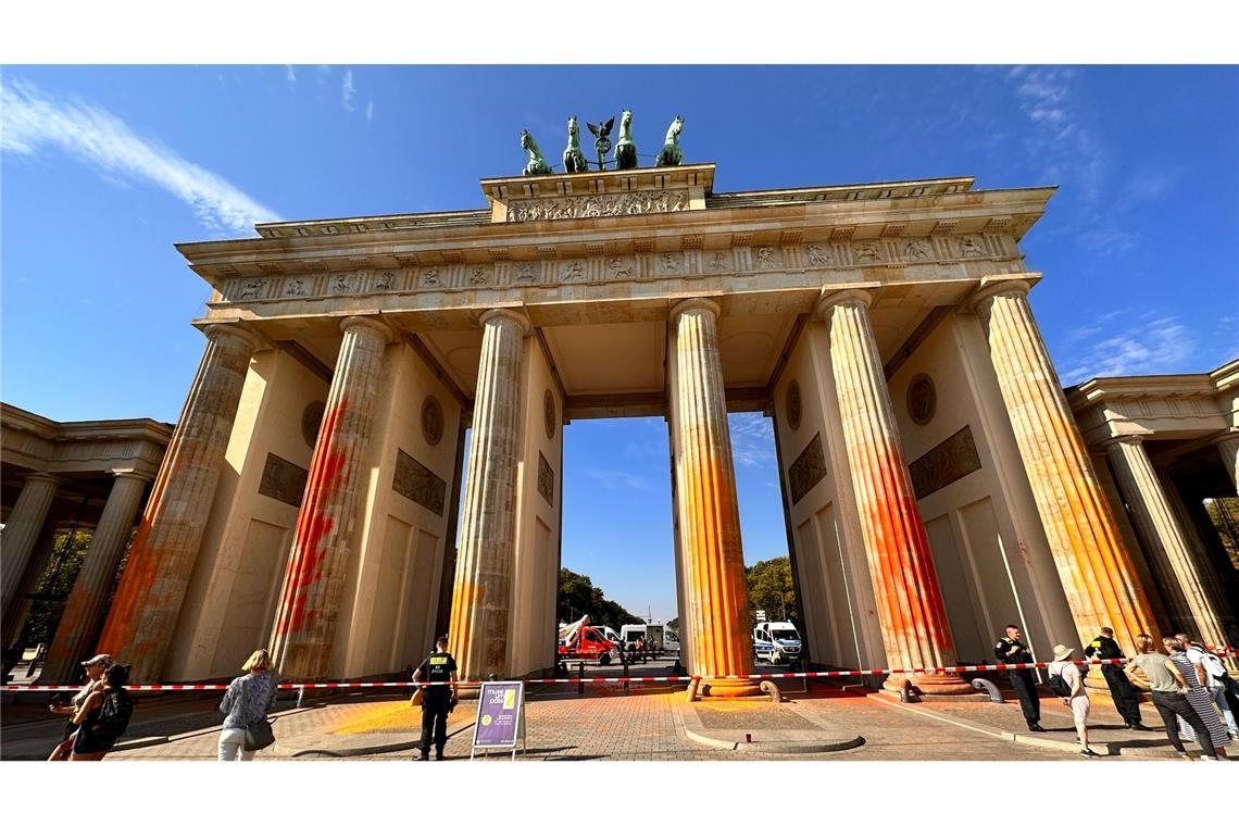 Mitglieder der Letzten Generation haben das Brandenburger Tor in Berlin mit Farbe besprüht.