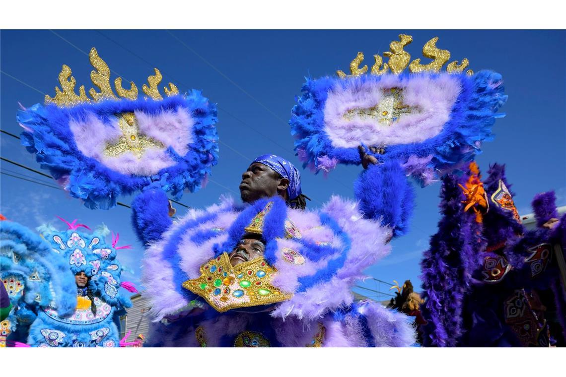 Mitglieder der Monogram Hunters Black Masking Indians paradieren am Mardi Gras Day in New Orleans.