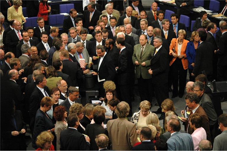 Mitglieder des Bundestags während der Abstimmung zur Vertrauensfrage unter Schröder am 1. Juli 2005.