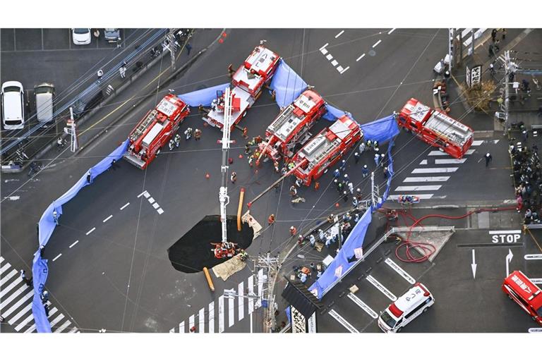 Mitten auf einer Kreuzung brach in Japan die Straße ein.