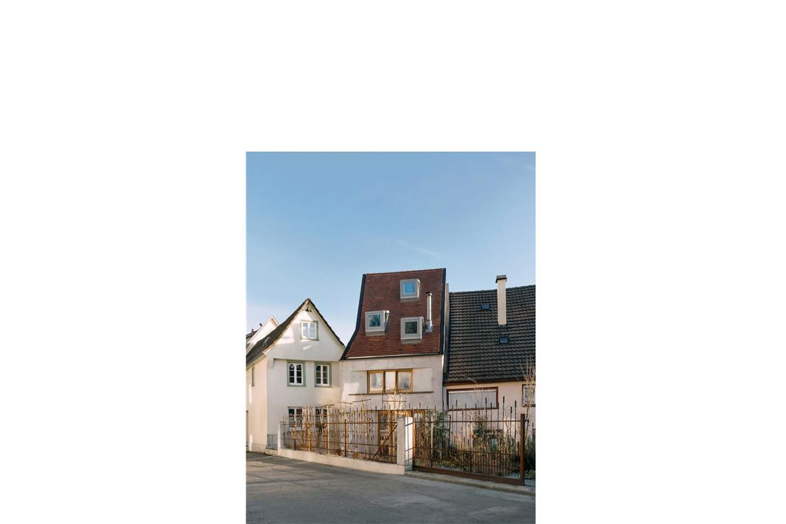 Mitten in der historischen Altstadt von Biberach hat die Architektin Inge Zalenga einen nicht mehr zu rettenden Altbau rückgebaut und ein  preisgekröntes und innovatives Haus aus Infraleichtbeton erstellt.