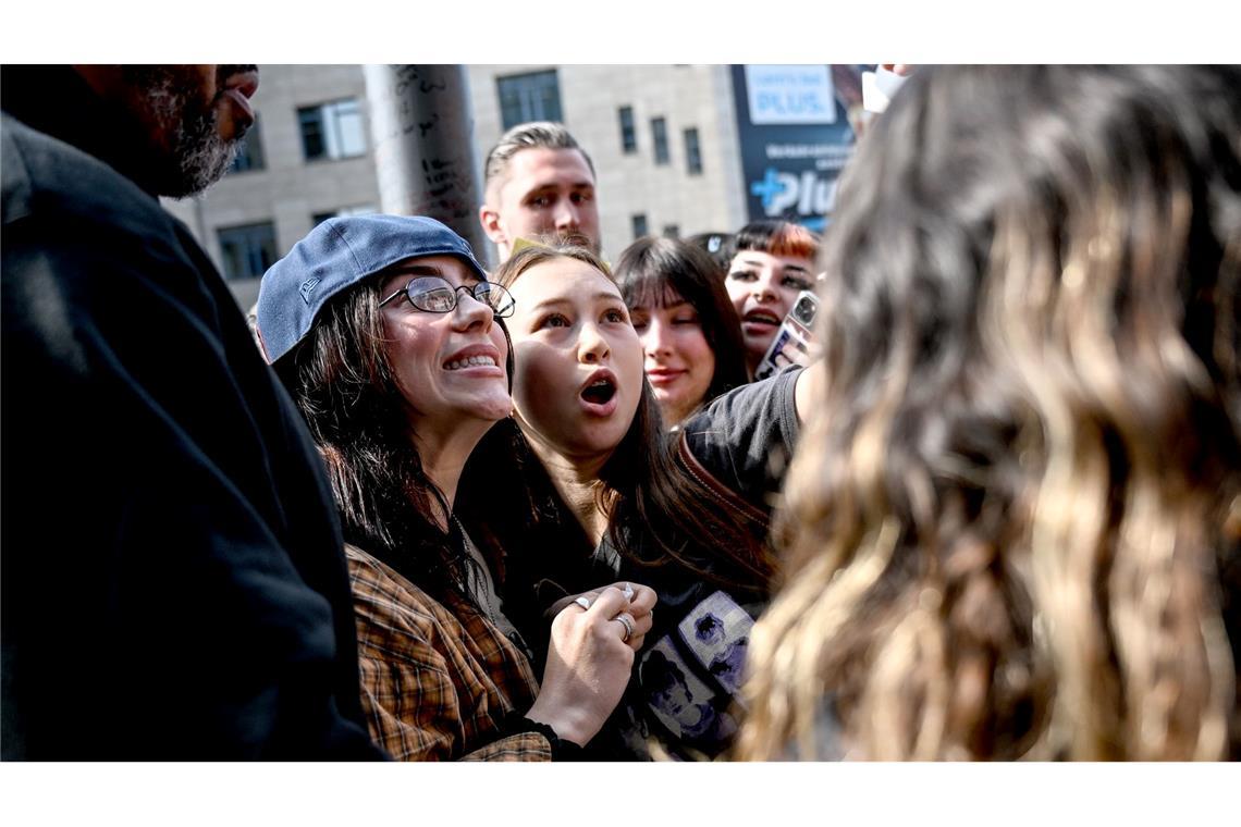 Mittendrin zwsichen den Fans: Sängerin Billie Eilish in Berlin.