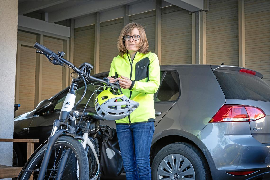 Mittlerweile ist Stefanie Schaal gut mit Fahrradkleidung ausgestattet, um auch bei schlechtem Wetter fahren zu können. Foto: Alexander Becher