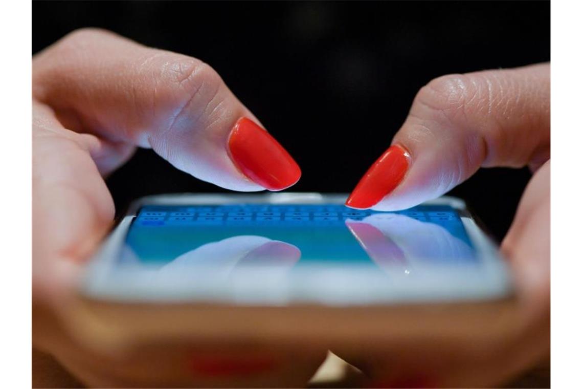 Verbraucherschützer: Zu hohe Preise für mobiles Internet Mobiles Internet - in Deutschland unnötig teuer, finden Verbraucherschützer. Foto: Patrick Pleul/dpa-Zentralbild/dpa