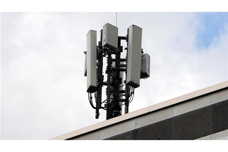 Mobilfunkantennen des Funkstandards 4G (länglich) und 5G (quadratisch) sind auf einem Dach an einem kleinen Mast montiert.