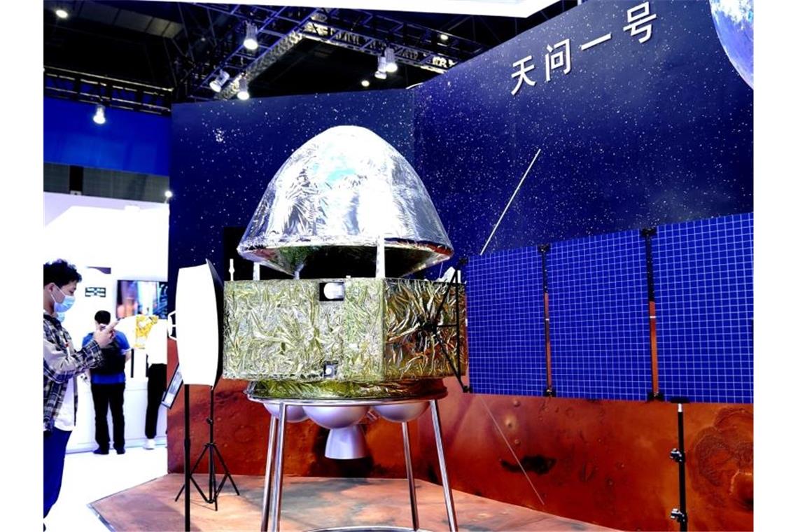 China landet mit Rover „Zhurong“ erstmals auf dem Mars Modell der Marssonde Tianwen-1 bei der 22. Internationalen Industriemesse China International Industry Fair (CIIF) in Shanghai. Foto: Zhang Jiansong/XinHua/dpa