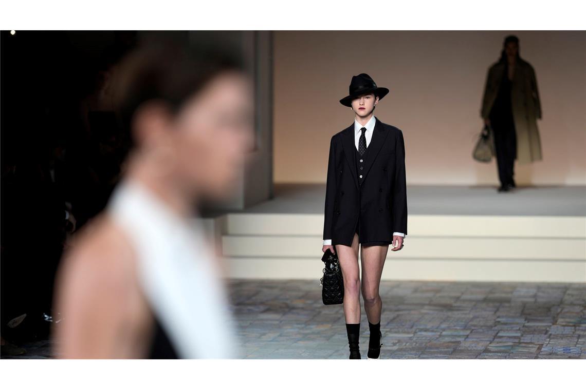Models präsentieren die Herbstkollektion 2024 von Dior im Brooklyn Museum in New York.