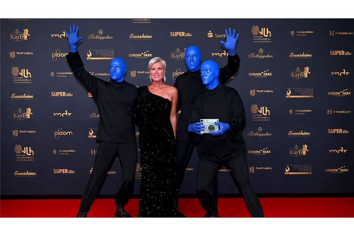 Moderatorin Kamilla Senjo und die Blue Man Group kommen zur Verleihung des Medienpreises Goldene Henne in Leipzig.