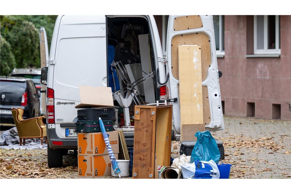 Möbel und Umzugskartons stehen vor einem Transporter an einem Wohnhaus in Leipzig. (Symbolbild)