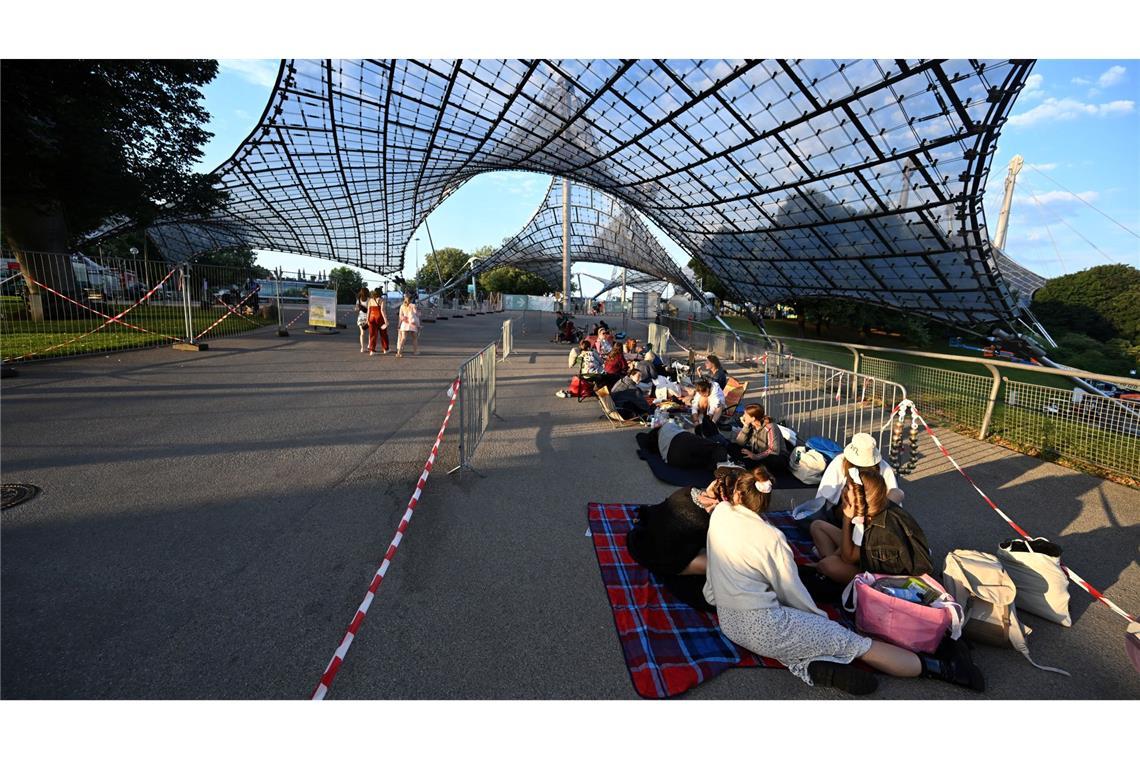 Möglichst nah an Taylor Swift herankommen - das ist der Wunsch vieler Fans beim vorletzten Deutschland-Konzert des Megastars in München. Schon Stunden vorher haben deshalb viele vor dem Olympiastadion kampiert.