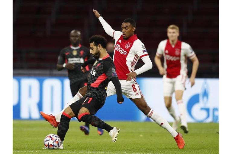 Mohamed Salah (l) gewann mit dem FC Liverpool bei Ajax Amsterdam. Foto: Peter Dejong/AP/dpa