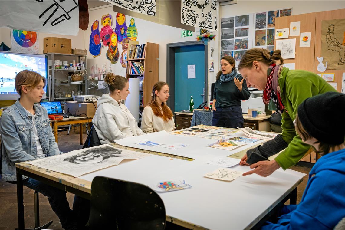 Monika Ehret (Zweite von rechts) und Daniela Schöpflin (Mitte) leiten den Förderkurs für den Jugendkunstpreis .Foto: Alexander Becher