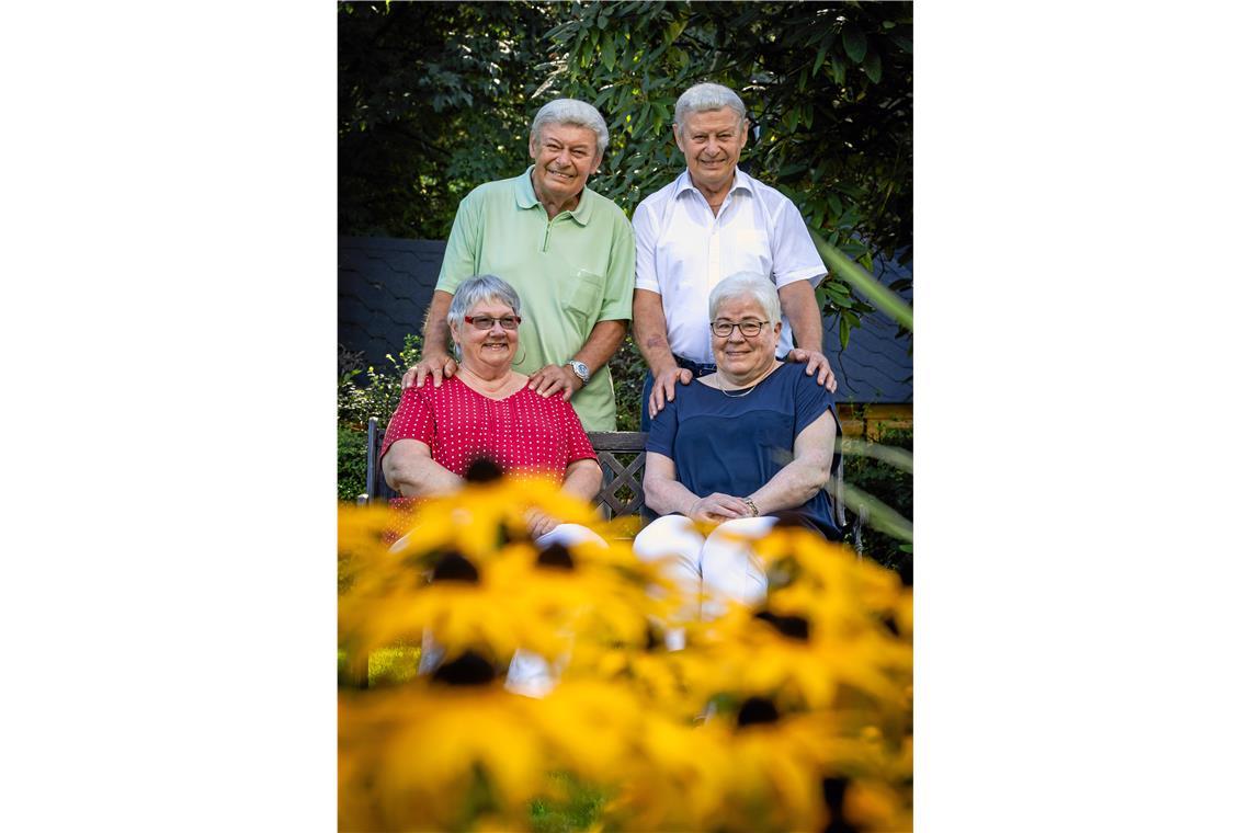 Monika (Nicki) Münderle (links) und Monika (Moni) Münderle sitzend mit ihren Männern Kurt (hinten links) und Heinz Münderle (hinten rechts). Foto: Alexander Becher