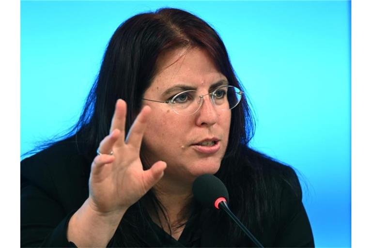 Monika Stein spricht bei einer Pressekonferenz. Foto: Bernd Weißbrod/dpa/Bildarchiv