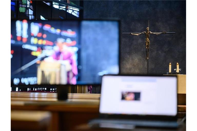 Monitore stehen in einer leeren Kirche während eines Gottesdiensts. Foto: Sebastian Gollnow/dpa