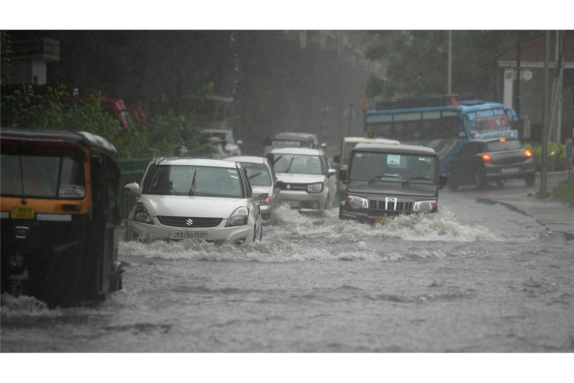 Monsunregen überschwemmt Straßen in Indien.